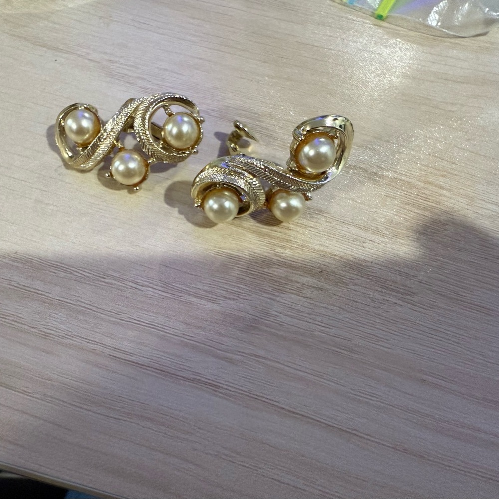 Vintage Gold plated imitation pearl Coro signed clip on earrings
